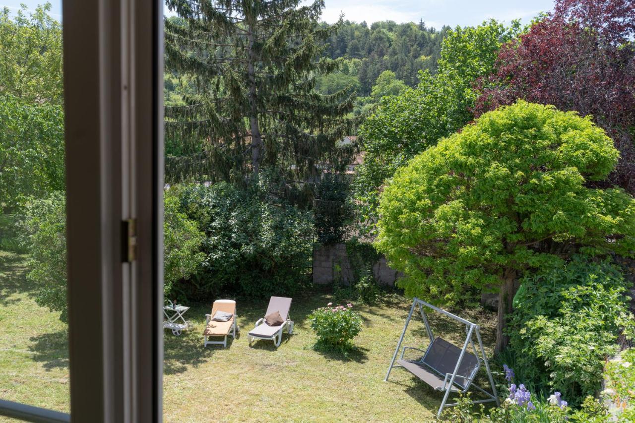 Les pieds dans l herbe Meilhaud Extérieur photo